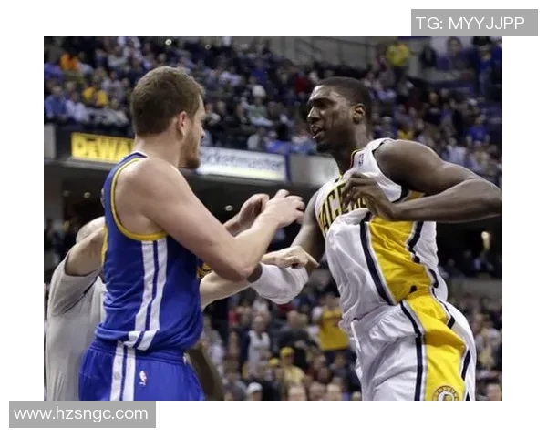 勇士与步行者场上冲突引发激烈斗殴赛场气氛瞬间紧张升级 勇士与步行者场上冲突引发激烈斗殴赛场气氛瞬间紧张升级